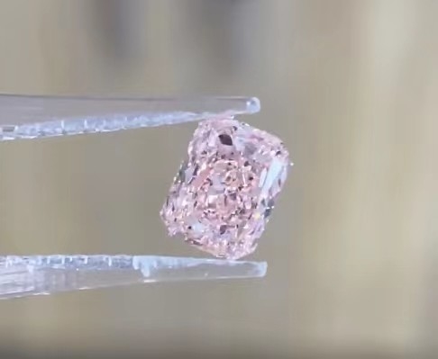 IGI Sertifikalı Laboratuarda Renkli Elmaslar Oluşturuldu Fantezi Yoğun Pembe VS1 Parlak Gevşek Elmas