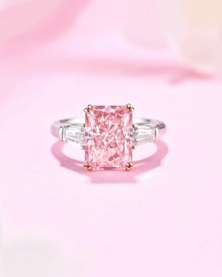 18 karat Beyaz Altın Sentetik Elmas Yüzük Büyük Boyut 4.31ct Şık Pembe Parlak Kesilmiş Elmas
