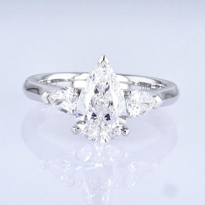 Klasik Tasarım Pear Shape Diamond Ring Üç Taş Tarzı Beyaz Laboratuvar Büyümüş Elmas Yüzük